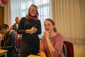 Typisierungsaktion für den siebenjährigen Ben im Erzgebirge: Ein ganzes Dorf macht sich auf die Beine - Für Claudia Schmidt (rechts) war es selbstverständlich, an der Typisierungsaktion teilzunehmen, „wenn ich so helfen kann“, sagte sie. Lisa Scholz gehörte zu den vielen Helfern, die die Aktion absicherten.