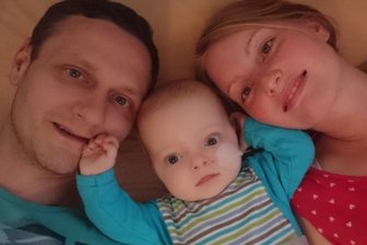 Typisierungsaktion in Sayda: Bereits 30 Spender für Baby Karl - Thomas und Vanessa Müller mit ihrem Baby Karl. Der Kleine leidet an der Marmorknochenkrankheit.