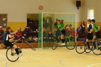 U-13-Radballer aus dem Erzgebirge glänzen: Mit weißer Weste ins DM-Finale - Die in Schwarz gekleideten Niederlautersteiner U-13-Radballer gewannen am Samstag alle fünf Halbfinal-Partien.