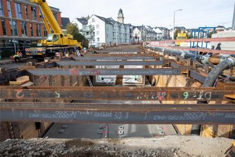 „U-Bahn-Baustelle“ Komturhof Plauen? Brücken-Projekt bringt ab 13. November Einschnitte - Ein gewaltiger Graben tut sich vor der Sparkasse auf, parallel zur Syrastraße: Im Vorfeld von Abbruch und Neubau der Elsterbrücke entsteht das neue Bett der Syra. Nur die Betonwanne soll bleiben und einen Deckel erhalten. Die Pfeiler und der Überbau aus Stahlträgern werden wieder entfernt.