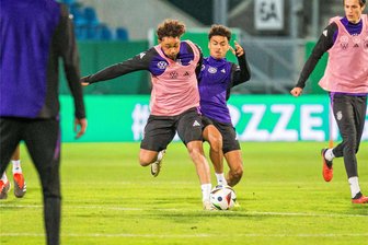 U21: Ein Sachsen-Anhalter debütiert in Chemnitz für die Nationalelf - Für Armindo Sieb (re.) wurde das Länderspiel der U21 in Chemnitz ein besonderer Abend.