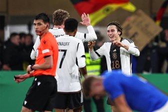 U21-Länderspiel in Chemnitz: Herzensfragen vor der Partie Deutschland gegen Kosovo - Jubeln will die deutsche U21-Auswahl am Freitagabend auch in Chemnitz, so wie hier mit Rocco Reitz (re.), Nick Woltemade und Ansgar Knauff.