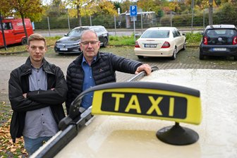 Uber-Start in Chemnitz sorgt für Ärger bei Taxifahrern: „Das ist kein fairer Markt“ - Robin Spinka (links) und Wolfgang Oertel von der Taxigenossenschaft Chemnitz sehen in Uber einen unfairen Konkurrenten und fordern strenge Kontrollen durch die Stadtverwaltung.