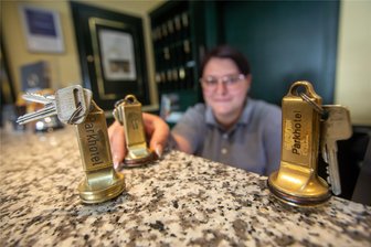 Udo Gnüchtels Schlüssel zum Erfolg des Parkhotels in Plauen: Das Klima muss stimmen - 17 Zimmer hat das Parkhotel in der Plauener Rädelstraße: Mandy Moraz managt den Empfang der Gäste - zu 90 Prozent sind es Geschäftsreisende. Eigentlich schade, denn man könnte darin auch sehr gut Urlaub machen.
