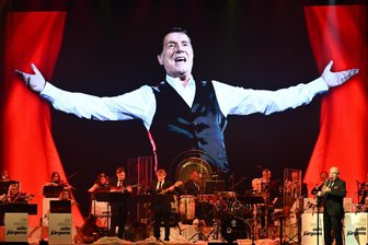 Udo-Jürgens-Abend in Zwickau: Original-Stimme rührt Besucher zu Tränen - Udo Jürgens auf der Leinwand, sein Orchester davor: Das war das Konzept der Show in Zwickau.