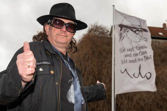 Udo Lindenberg gratuliert zur Silberhochzeit - Lindenberg-Edelfan Andreas Rosin aus Lunzenau mit der neuen, selbst entworfenen Fahne auf seinem Grundstück. "Wir sind Familie, sind ein Clan, wir sind ein Blut", ist darauf zu lesen.