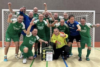 Ü-45-Hallenpokal: SG Jößnitz ist nicht zu schlagen - Die Ü-45-Fußballer haben am Samstag in der Auerbacher Schlossarena den vogtländischen Hallenpokal gewonnen.
