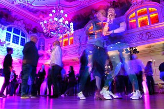 Ü30-Party im edlen Ambiente: So tanzt Hainichen durch die Nacht - Das edle Ambiente des Neorokokosaals „Goldener Löwe“ in Hainichen begeistert auch die Gäste der Ü30-Party.