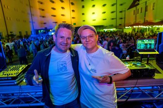 Ü30-Party zu den Freiberger Sommernächten: Gäste feiern bis in die Puppen - Ü30-Party bei den Freiberger Sommernächten: DJ Fire Entertainment und DJ Yve’Ree legten auf. Foto: Schlenkrich