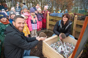 Über 100 Igelpatenschaften im Vogtland: Darum hat jetzt auch der Kindergarten in Adorf zwei Igel in Obhut genommen - Corinna Heinrich (rechts) von der Vogel- und Igelpflegestation in Bad Elster hat dem evangelischen Kindergarten Mikita in Adorf zwei Igel zum Überwintern überreicht. Kita-Leiter Robin Jacob (links) und die Kinder freuen sich.