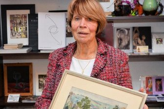 Über 100 Jahre altes Bild kehrt zurück nach Meerane - Die Meeranerin Erika Jentzsch mit dem Aquarell von Fritz Bethke, das nach über 100 Jahren an seinen Entstehungsort zurückkehrt.