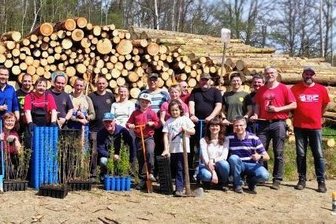 Über 1000 Bäume an der Pirk gesetzt - 35 Geocacher haben sich an dem Einsatz an der Talsperre Pirk beteiligt. 