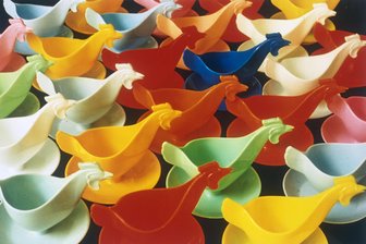 Über 1000 Euro für einen Schrank aus Hellerau? DDR-Design ist wieder im Trend - und teuer - Heute wieder angesagt: Der Eierbecher Hühnchen von Sonja Plastic.
