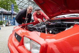 Über 1000 Opels beim Treffen in Chemnitz: Manta und noch viel mehr - Carlo Christopeit und Manta-Experte David Braun (v. l.) bei der Fehlersuche an einem B-Coupé.