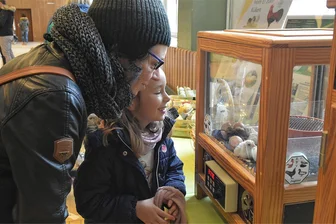Über 1000 Tiere bei Ausstellungen in Oelsnitz und Schöneck zu sehen - Der Brutraum mit frisch geschlüpften Küken war bei der Gemeinsamen Kreisschau ein Anziehungspunkt - nicht nur für Christin Hauke und ihre Tochter Anne-Sophie aus Oelsnitz.