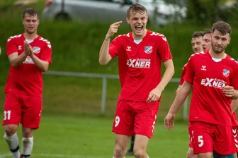 Über 1600 Stimmen abgegeben: Das waren die besten vogtländischen Fußballer im April - Tony Richter (Mitte) vom FSV Bau Weischlitz in gewohnter Pose beim Torjubel. Im April traf er in drei Spielen insgesamt sechs Mal und führt die Torschützenliste der Vogtlandklasse deutlich an.