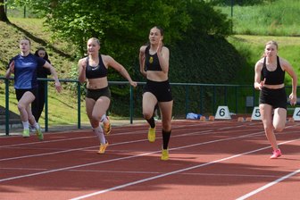 Über 170 Jungathleten messen sich bei den Kreis-Kinder- und Jugendspielen in Falkenstein - 100-Meter-Finale der W 15: Lilly-Marie Schott (von links), Emely Noetzel, Emilia Beier und Lilly Schnabel.
