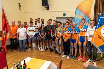 Über 1800 Siege im Radsport: Venusberger Talentschmiede feiert 70. Geburtstag - Die Fahnendelegation des RSV Venusberg anlässlich seines Jubiläums wird eingerahmt vom mehrfachen DDR-Meister Mirko Marks (links) und Olympiateilnehmer Felix Groß (rechts).