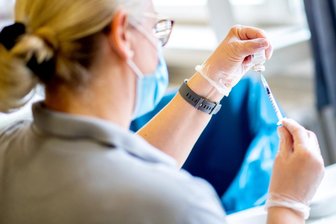 Über 20 Euro Stundenlohn: Tariftreue-Gesetz macht Pflege in Sachsen deutlich teurer - Fachkräfte erhalten ab September in der Regel Stundenlöhne von über 20 Euro. Die Zuzahlungen für viele Pflegedienste und Heime dürften drastisch steigen. 