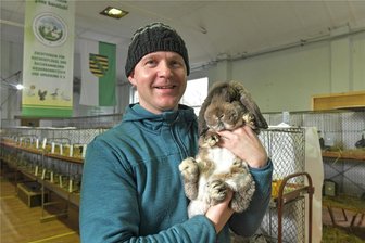 Über 200 gefiederte Schönheiten und 117 Rassekaninchen stellen sich in Niederbobritzsch zur Schau - Ausstellungsleiter Tommy Traub mit einem Deutschen Kleinwidder. Dieser wurde mit 97,5 Punkten und damit „Vorzüglich“ bewertet.