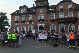 Über 200 Menschen demonstrieren gegen Kiessabbauvorhaben - Mehr als 200 Menschen riefen in Sprechchören unter anderem: Wir sind hier, wir sind laut, weil ihr unsre Zukunft klaut.