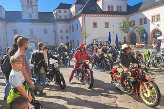 Über 200 Motorrad-Raritäten bei der Schlösser- und Burgenfahrt rund um Augustusburg - Trubel zum Start der Burgen- und Schlösserfahrt im Schlosshof Augustusburg.