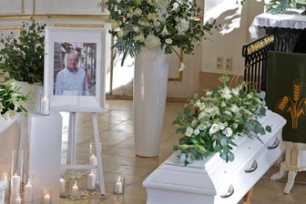 Über 200 Trauergäste verabschieden sich in Oberlungwitz von Albrecht Mugler - Völlig überraschend war am 24. September der Oberlungwitzer Unternehmer Albrecht Mugler verstorben. Am Freitag wurde er auf dem Friedhof der Martinskirche beigesetzt.