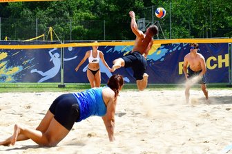 Über 24 Stunden reine Spielzeit: Reichenbacher Beachvolleyball-Turnier von EM inspiriert - Beim Reichenbacher Beachcup: Die Mixed-Teams Christiane Maul (links unten) und Jakob Nahr gegen Lena Liecke und Jan Luckner.