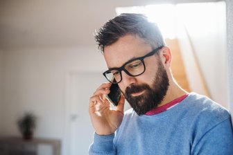 Über 30.000 Fälle von Cybercrime und Betrugsanrufen: Landeskriminalamt durchsucht Objekte auch im Vogtland - Unter anderem mit Betrugsanrufen sollen 170 Beschuldigte mehr als acht Millionen Euro erbeutet haben. Am Dienstagmorgen stand auch in Plauen die Polizei vor der Tür.