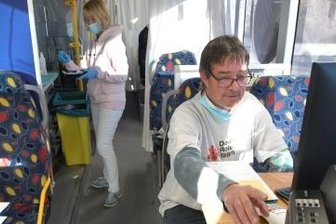 Über 300 Dosen verimpft - Andreas Foth und Schwester Anke im Impfbus des DRK.