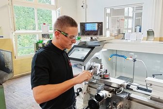 Über 300 ehemalige Lehrlinge zur Feier: Traditionsbetrieb aus Lichtenberg feiert 70-jähriges Bestehen - Azubi Jonas Krause ist konzentriert bei der Sache. Er erlernt den Beruf des des Industriemechanikers. 