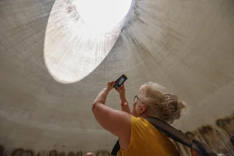 Über 40.000 Besucher bei „Begehungen“: Kunstfestival in der Kulturhauptstadt schließt am Sonntag - Das Loch - war und ist wahrscheinlich das beliebteste Fotomotiv bei den diesjährigen „Begehungen“ im ehemaligen Heizkraftwerk in Chemnitz. Zu sehen ist es im Kühlturm, in dem die Klanginstallation von Valeria Zane und Victor Nebbiolo di Castri erklingt.