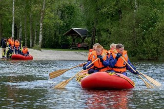 Über 400 junge Feuerwehrleute in Muldenberg am Start - Jugendliche der Rebesgrüner Feuerwehr am Samstag beim Schlauchboot-Wettbewerb auf dem Teich bei der Talsperre Muldenberg. 