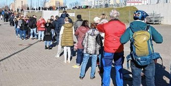 Über 4000 Tickets für Fußballderby verkauft - Eine lange Schlange bildete sich schon am vergangenen Mittwoch zum Start des Ticketverkaufs. 