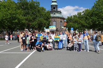 Über 450 Menschen bei Solidaritätskundgebung für die Ukraine in Zwickau - Die Ukraine-Demo startete Samstagmittag auf dem Platz der Völkerfreundschaft