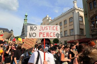 Über 450 Menschen demonstrieren in Zwickau gegen Rassismus - Eine Demo gegen Rassismus dauerte in Zwickau am Samstag rund drei Stunden.