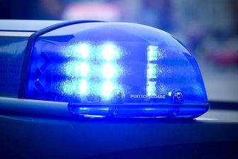 Über 50.000 Euro Schaden: Porsche gerät auf regennasser A4 ins Schleudern - 