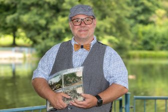 Über 50.000 historische Ansichten von Plauen: Sammler Lars Buchmann nutzt jetzt KI, um sie lebendig zu machen - Lars Buchmann sammelt historische Ansichtskarten. Mit Künstlicher Intelligenz erweckt er sie nun zum Leben.