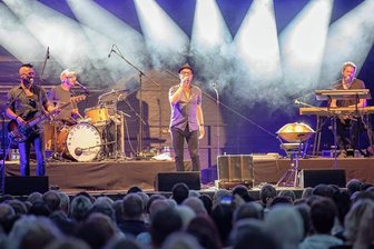 Über 500 Besucher bei Jan Josef Liefers in Freiberg - Mehr als 500 Gäste haben ein mitreißendes Konzert mit Schauspieler und Sänger Jan Josef Liefers und seiner Band Radio Doria am Freitagabend im Freiberger Schlosshof erlebt. Die Veranstaltung gehörte zu den Freiberger Sommernächten und begeisterte das Publikum einmal mehr. Die Spielfreude war den fünf Musikern während der zwei Stunden Konzert anzumerken, in denen sie ihr neues Programm vorstellten. Frontmann Jan Josef Liefers sang, plauderte und bezog das Publikum mit ein. Das wiederum zollte den Künstlern viel Beifall und sang bei bekannteren Titeln mit. Manch bangen Blick gab es gegen Ende der Veranstaltung in den Abendhimmel, doch die Besucher konnten trockenen Fußes den Schlosshof verlassen, bevor das Unwetter niederging. Am Mittwoch laden die Sommernächte zu Veikko Bartel ein, der aus seinem Buch "Mörderinnen & Mörder" liest.ar