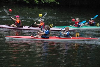 Über 500 Kanuten freuen sich auf die Sprintregatta des SKSV Mittweida - Die Nachwuchs-Kanuten des SKSV hoffen wieder auf viele Medaillen wie Tabea Schimpke und Maro Fellmer (vorn v. l.), die beim Heimrennen 2022 mehrfach Edelmetall einsammelten.