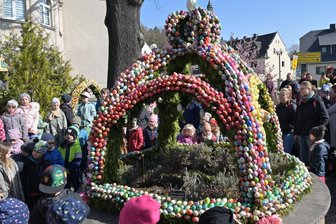 Über 500 Ostereier mehr: Thalheimer Osterbrunnen erhält seine Krone - Über 5000 Ostereier zieren in diesem Jahr den Thalheimer Osterbrunnen.