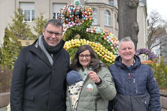 Über 5000 Eier: Thalheimer Osterbrunnen zeigt sich farbenfroh - Rainer Gegner, Bürgermeister Markt Roßtal (l.), hat ein Osterei mitgebracht und an Johanna Stampfer, die stellvertretende Bürgermeisterin von Thalheim, und an Michael Weißbach, Vorsitzender der Arbeitsgruppe Stadtmarketing Thalheim, überreicht.