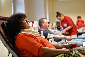 Über 60. Mal Blutspenden: Frau aus Wechselburg hilft seit 1998 - Kerstin Saupe liegt bequem auf einer Liege, während nach und nach 500 Milliliter Blut in einen Beutel fließen. „Ich will einfach nur helfen“, sagt die Wechselburgerin.