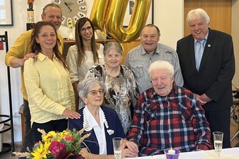 Über 70 Jahre gehen sie gemeinsam durchs Leben: Hainichener Paar feiert seltene Gnadenhochzeit - Elsa und Hans Dietl mit ihrer Familie sowie Oberbürgermeister Dieter Greysinger (r.) und Nancy Wörl (3.v.l.), Leiterin des Pflegeheims in Hainichen.