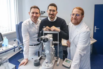 Über 700 syrische Ärzte arbeiten in Sachsen - Zulassung dauert bis zu dreieinhalb Jahre - Das Team einer Augenarztpraxis in Chemnitz: Mohammad Attar (l.) und Alan Suleyman (r.) aus Syrien, in der Mitte Medhat Abbas aus Ägypten.