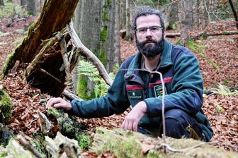 Über Cotta-Tanne und Wettin-Buche - Falk Unger an der sogenannten Cotta-Tanne im Revier Carlsfeld. Mit über 40 Metern Höhe war sie in den 1980er-Jahren einer der höchsten Bäume in Sachsen.