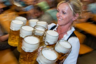 Über das Geheimnis des Maßkrug-Tragens auf dem Oktoberfest - Bier gefällig?