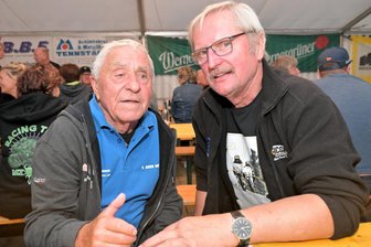 Über das Lebensgefühl auf dem Zschorlauer Dreieck: 72-jähriger Motorsportler aus dem Vogtland noch immer Feuer und Flamme - Stefan Tennstädt (rechts) traf am Zschorlauer Dreieck auf den „Mister MZ“, den Hundshübler Heinz Rosner.