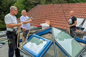 Über den Dächern von Rodewisch: Glaskuppel schwebt für Kita „Bummi“ ein -