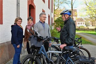 Über den Muldentalradweg mit dem Rad zur Kirche - Saisoneröffnung in Wechselburg - Frank Schmidt (rechts), hier im Gespräch mit Michael Zieger vom Kirchenvorstand, war am Sonntag mit dem Rad von Rochlitz zum Gottesdienst nach Wechselburg gekommen. 
